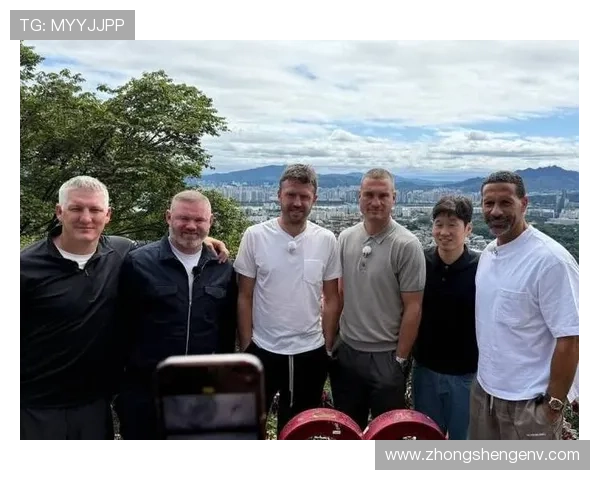 足球传奇老将重聚合影展现岁月风采与友谊的永恒魅力